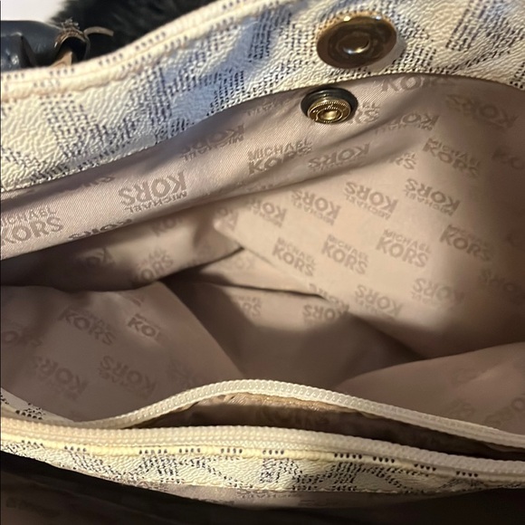 Michael Kors Signature Tote Bag - Picture 9 of 10